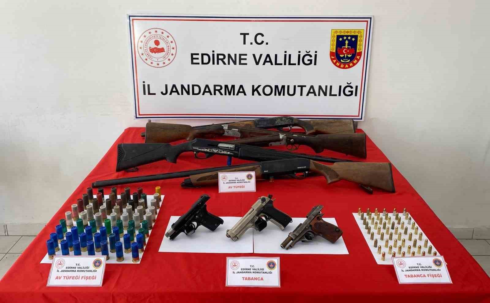 Edirnede Ruhsatsız Tabancalar Ve Tüfekler Ele Geçirildi: 2 Gözaltı