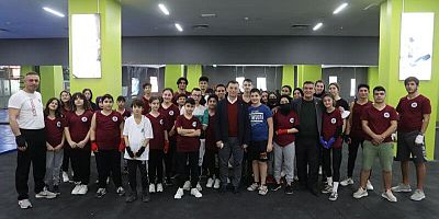 Başkan Çetin, Kick Boks Kursunda Gençlerle Bir Araya Geldi