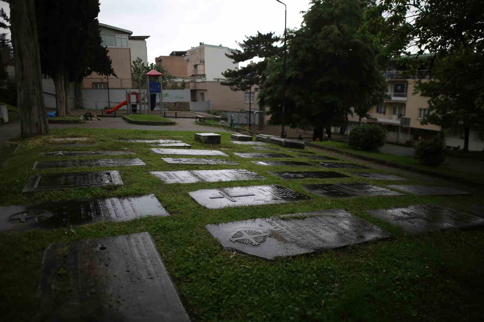 (Özel) Çocuk Parkı İçerisindeki Fransız Mezarlığı, Mezar Taşlarıyla Dikkat Çekiyor