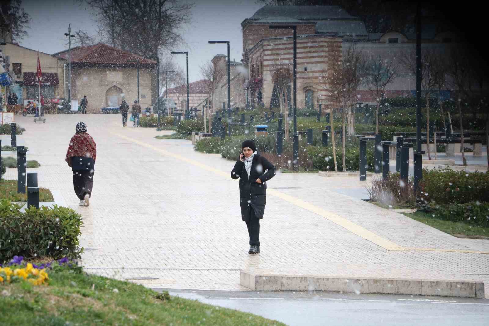 Balkanlardan Gelen Kar Yağışı Edirnelileri Mutlu Etti