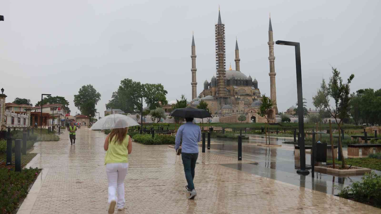 Edirnede Kısa Süreli Yağış Vatandaşları Hazırlıksız Yakaladı