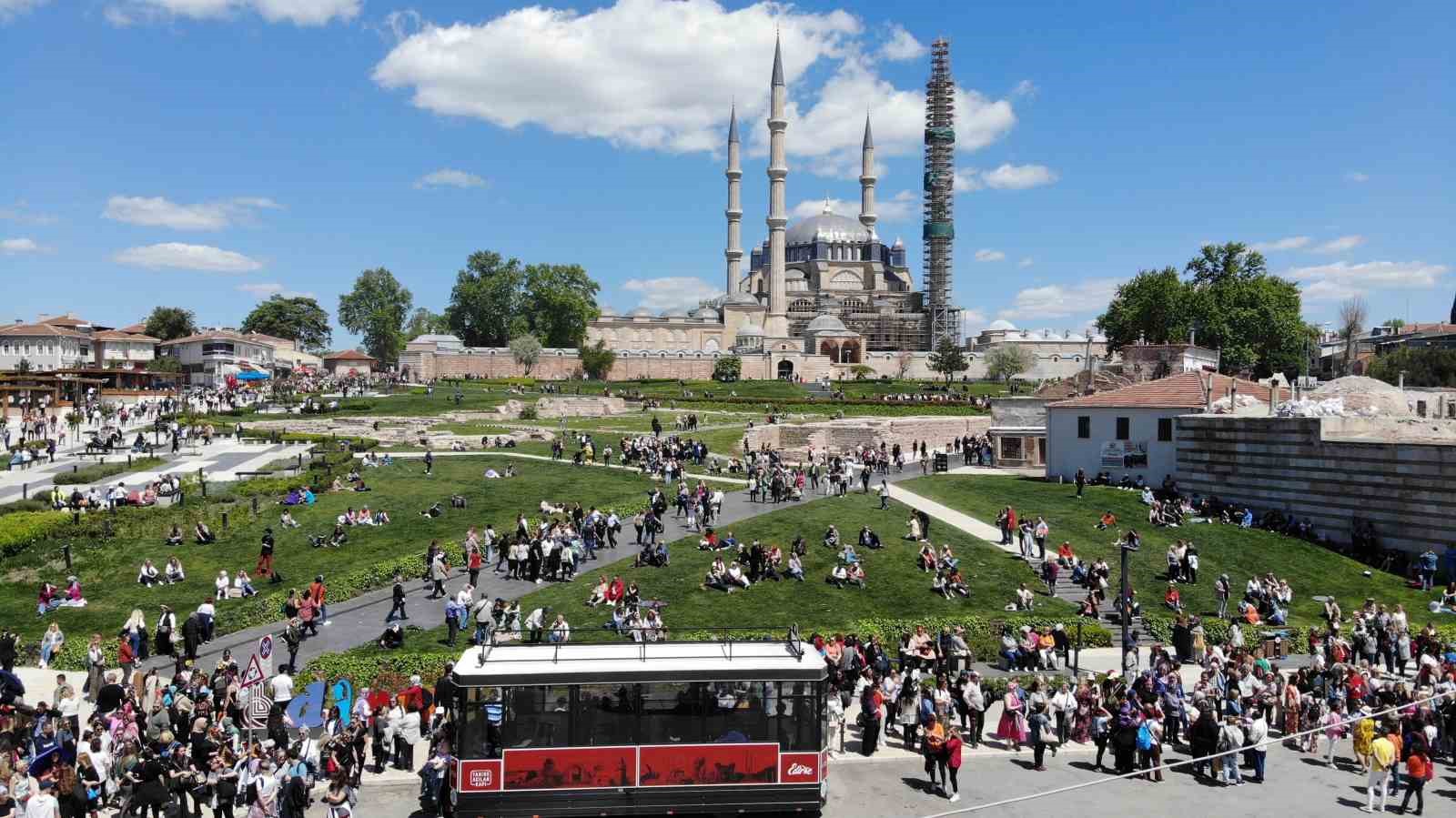 Edirne Selimiye Meydanına Turist Akını